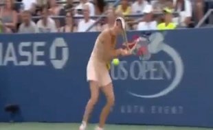 La Danoise Caroline Wozniacki se coince les cheveux dans sa raquette, lors du 2e tour de l'US Open, le 27 août 2014.