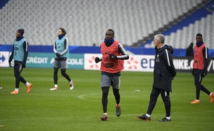 Didier Deschamps et les joueurs de l'équipe de France à l'entraînement avant France-Colombie, le 23 mars 2018 au Stade de France.