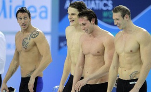 Le relais français du 4x100m (de gauche à droite, Frédérick Bousquet, Yannick Agnel, Fabien Gilot et Alain Bernard), le 15 décembre 2010 à Dubai.