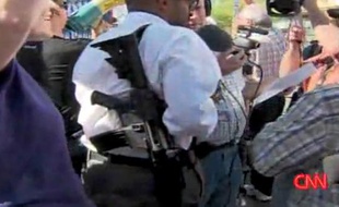 Un homme armé d'un fusil d'assaut au meeting sur le système de santé d'Obama le 18 août 2009.