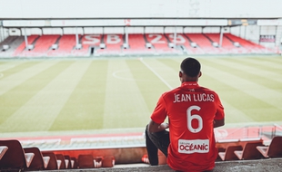 Le milieu de terrain de l'Olympique Lyonnais Jean Lucas a été prêté pour six mois au Stade Brestois.