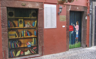 Les portes de la rue Santa Maria ont été peintes pour revitaliser le quartier.