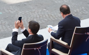 François Hollande (à droite) et Manuel Valls, à Paris, le 14 juillet 2015, lors du défilé sur les Champs-Elysées.