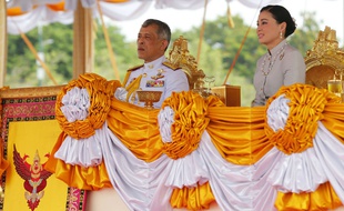 Le roi de Thaïlande Rama X et la reine Suthida lors d'une cérémonie officielle en mai 2019.