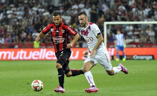 Le Girondin Diego contento (à d.) à la lutte avec le Niçois Honorat lors de Nice-Bordeaux, le 23 août 2014. /BEBERT_2308_062/Credit:BEBERT BRUNO/SIPA/1408240539