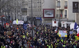Des manifestants marchent à Paris, le 4 janvier 2020, pour réclamer le retrait de la réforme des retraites.