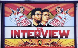 L'affiche du film "L'Interview qui tue!" sur un cinéma à Los Angeles le 25 décembre 2014