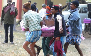 Au moins 155 personnes sont mortes empoisonnées dans l'est de l'Inde après avoir bu de l'alcool frelaté pouvant contenir un solvant très toxique, tandis que de nombreuses autres ont été hospitalisées, selon un nouveau bilan des autorités communiqué vendredi.