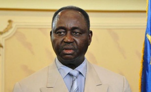 Le ministre centrafricain de l'Administration territoriale a mis en garde lundi contre le risque d'une "révolution de palais" à Bangui si la pression internationale s'exerçait uniquement sur le président François Bozizé dans la crise qui l'oppose aux rebelles du Séléka.