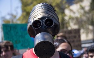 Un activiste maqué participe à une manifestation organisée par "Fridays For Future"au Chili, le 15 mars 2019