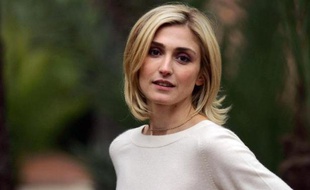 La ministre de la Culture Aurélie Filippetti a décidé de ne pas nommer au jury de la Villa Médicis l'actrice Julie Gayet, dont le magazine Closer a révélé la liaison avec le président François Hollande, a indiqué le cabinet ministériel, contrairement à ce qu'annonce le site de la Villa Médicis.