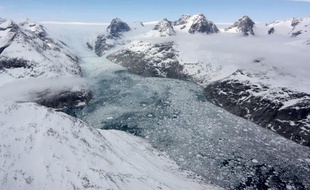 Le changement de la vitesse à laquelle se déplacent plus de 200 glaciers du Groenland indique que leur contribution à la montée du niveau des océans au XXIe siècle pourrait être nettement moindre que ne le pensaient les scientifiques, selon une étude publiée jeudi
