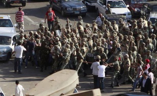 La police militaire évacue des manifestants de la place Tahrir, au Caire, le 1er août 2011.