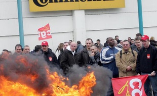 Des salariés de l'usine Continental de Clairoix, le 12 mars 2009 après l'annonce de la fermeture du site