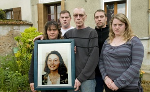 Les parents, les frères et la sœur de Nadège Desnoix avec son portrait en 2008