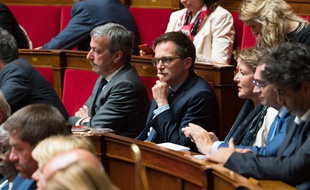 Le député de Paris Pierre-Yves Bournazel (main sur le menton) lors d'une séance à l'Assemblée nationale.