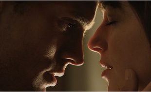 Jamie Dorman et Dakota Johnson dans Cinquante nuances de Grey