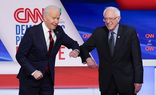Joe Biden et Bernie Sanders font un «elbow shake» lors d'un débat télévisé sur CNN, le 15 mars 2020.