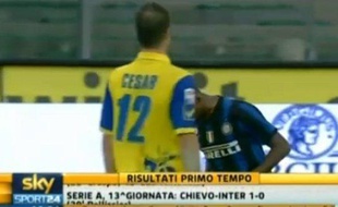 Capture d'écran d'un match de Serie A entre le Chievo Verone et l'Inter Milan. Samuel Eto'o adresse un coup de tête à Bostjan Cesar.