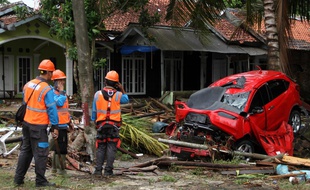 Les secours tentent de venir en aide aux survivants du tsunami en Indonésie