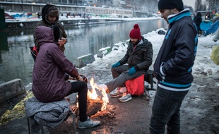 Des centaines de migrants vivent dans des tentes au bord du canal Saint-Martin.