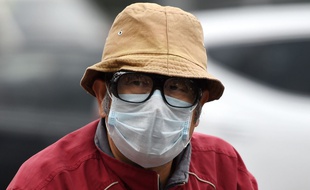 Un homme porte un masque de protection contre la pollution à Pékin, en Chine, le 18 octobre 2016.