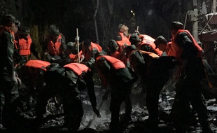 Les forces paramilitaires chinoises recherchent des survivants après le tremblement de terre du Sichuan, le 9 août 2017.