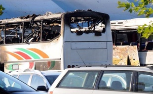 L'attentat anti-israélien en Bulgarie, qui a entraîné mercredi la mort d'au moins huit personnes, selon un nouveau bilan, a été commis par un kamikaze, a annoncé jeudi le ministre bulgare de l'Intérieur, Tsvetan Tsvetanov, sur place à l'aéroport de Bourgas , au bord de la Mer Noire.
