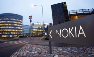 Le fabricant finlandais de téléphones mobiles Nokia a annoncé jeudi une très lourde perte au deuxième trimestre, quasiment quadruplée sur un an à 1,41 milliard d'euros, creusée par la baisse du chiffre d'affaires.