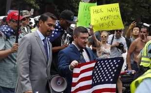 Jason Kessler, déjà à l'origine du rassemblement de l'an dernier à Charlottesville, à la tête d'une poignée de suprémacistes blancs au milieu d'une foule de contre-manifestants, à Washington le 12 août 2018.