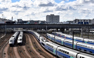 Des TGV stationnés à proximité de Paris, au mois d'avril.