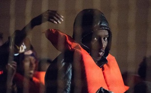 Des migrants en route vers la Sicile, sauvés par la marine maltaise le 20 mars 2014, lors de leur arrivée à Hay Wharf. Le groupe comporte 85 hommes et 5 femmes.