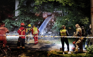 Les secours et les autorités à l'extérieur d'un bunker à Oslo (Norvège), où une rave party illégale a causé l'empoisonnement d'une vingtaine de personnes fin août 2020.