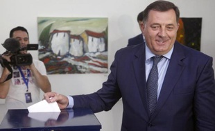 Le président sortant de l'entité serbe, Milorad Dodik, qui brigue un second mandat, vote à Banja Luka en Bosnie le 12 octobre 2014