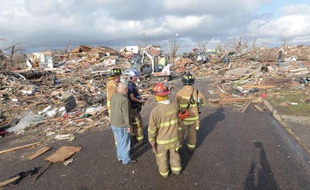 Des pompiers à Washington, où une tornade a touché au moins 50 maisons, dimanche 17 novembre 2013.