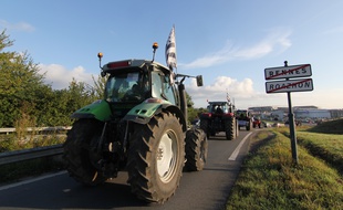 Des tracteurs arrivent sur la rocade de Rennes, le 2 septembre 2015.