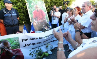 Marignane, le 26 août 2013 - Une marche blanche est organisée en hommage à Jacques Blondel qui a été tué la semaine dernière par des malfaiteurs qui venaient de braquer un commerce.