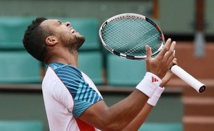 Le Français Jo-Wilfried Tsonga s'est qualifié pour la première fois de sa carrière pour les quarts de finale de Roland-Garros, en concluant lundi en cinq sets 6-4, 7-6 (8/6), 3-6, 3-6, 6-4 un match débuté la veille face au Suisse Stanislas Wawrinka