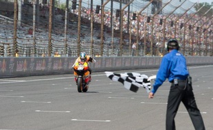 Dani Pedrosa (Honda) a conclu en beauté dimanche le triomphe espagnol à Indianapolis, s'adjugeant son deuxième Grand Prix de la saison en Moto GP, dans le sillage des victoires de Marc Marquez (Suter) en Moto2 et Luis Salom (Kalex KTM) en Moto3.