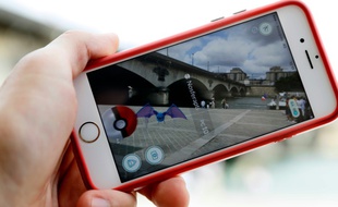 Un utilisateur du jeu Pokemon Go tente de capturer un monstre, sur son smartphone