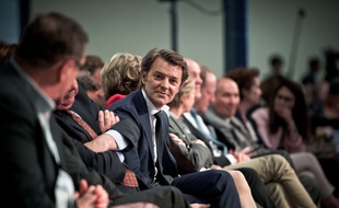 François Baroin (au centre), directeur de la campagne Les Républicains pour les élections législatives de juin 2017, le 20 mai 2017 à Paris.