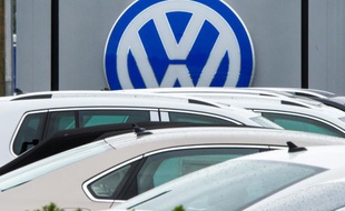 Le logo Volkswagen vu chez un concessionnaire à Woodbridge, en Virginie le 29 septembre 2015