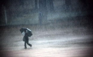 La région Nord/Pas-de-Calais était toujours placée en vigilance orange pour les crues lundi après-midi et jusqu'à mardi par Météo France, qui s'attend à des "réactions significatives" des cours d'eau dans la nuit de lundi à mardi en raison des nouvelles pluies prévues.