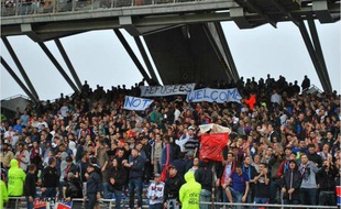 La banderole a été déployée en trois morceaux samedi lors de Lyon-Lille, dans le virage sud de Gerland. Capture d'écran