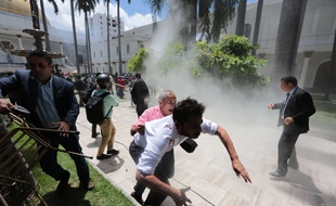 Des partisans du président vénézuélien Nicolas Maduro ont séquestré pendant neuf heures des députés et des journalistes mercredi 5 juillet 2017, après avoir violemment pénétré dans l'enceinte du parlement.