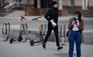 Une femme utilise son smartphone dans la rue à Moscou (illustration).