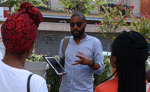 Kévi Donat organise les visites du Paris noir.
