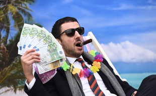 Un militant d'Oxfam déguisé en 2017 devant les institutions européennes pour dénoncer l'évasion fiscale.