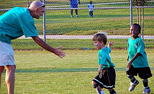 Pratiqué en famille, le sport doit prendre une forme de jeu où l'on s'amuse.