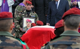 Les camarades de régiment d'Abel Chennouf portent son cercueil le 22 mars 2012 lors de ses funérailles à la cathédrale de Montauban (Tarn-et-Garonne)